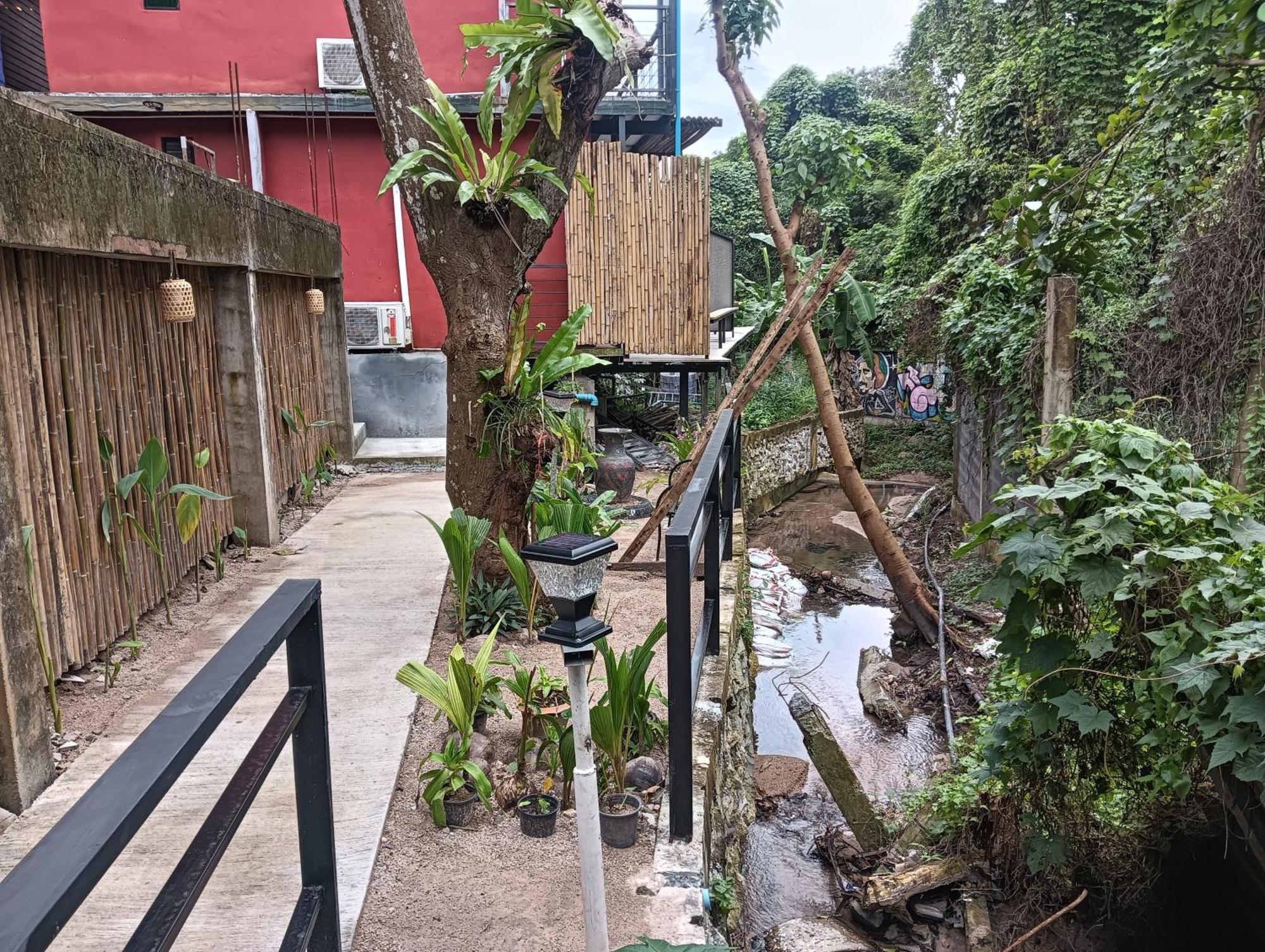 White Jail At Koh Tao Hostel Экстерьер фото