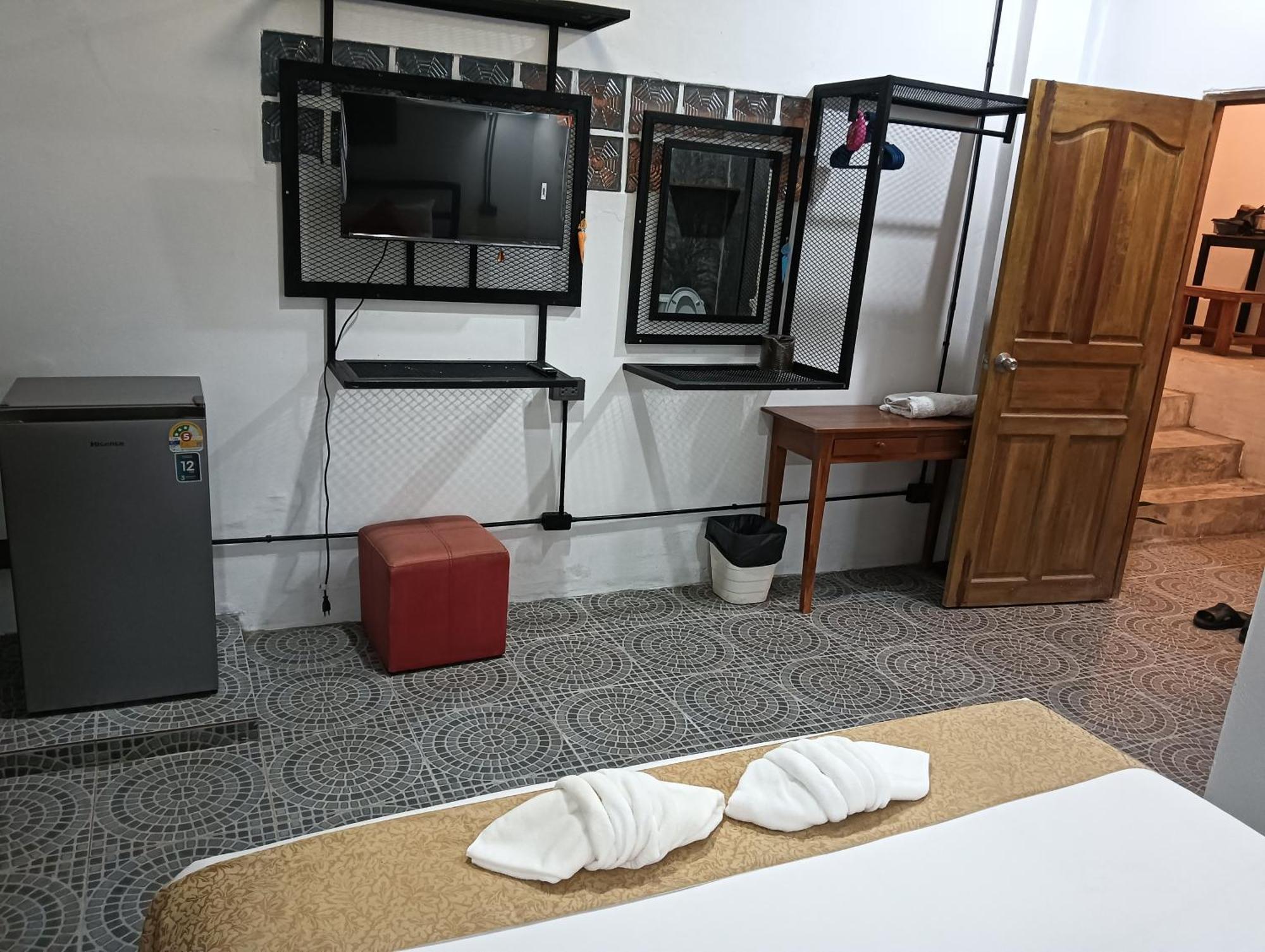 White Jail At Koh Tao Hostel Экстерьер фото